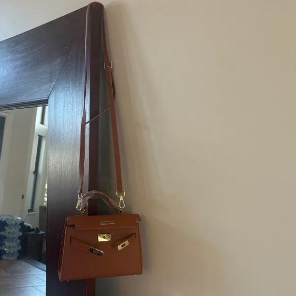 Elegant Tan Handbag - Picture 4 of 4